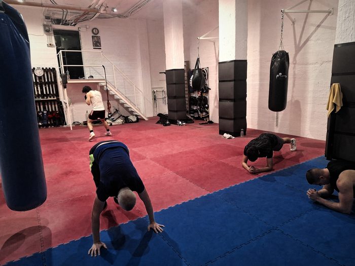 Bemelegítés: fekvőtámasz és plank a bíbor szőnyegen